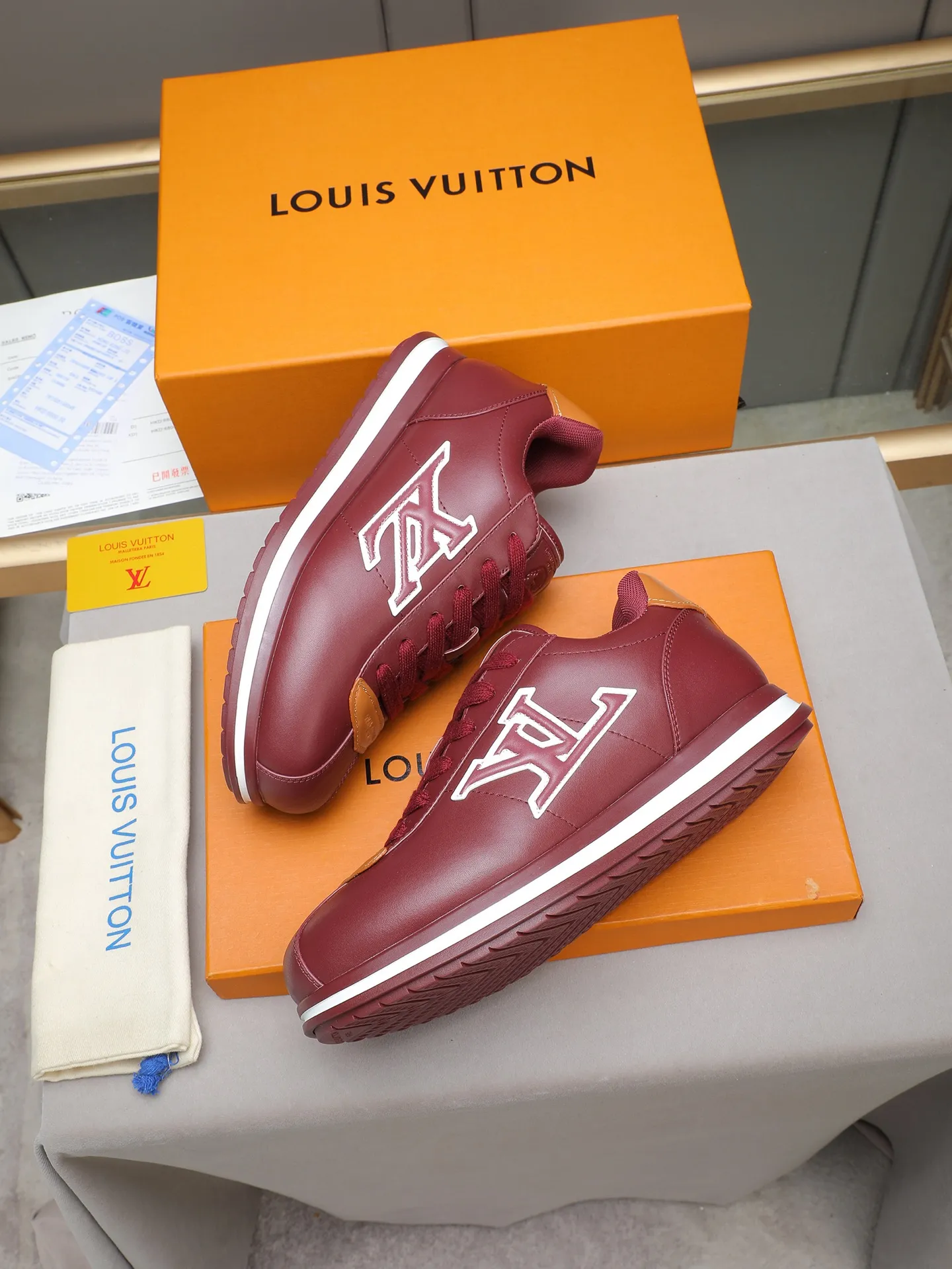 PP560 LV Louis Vuitton L Jialu Brand Runner Tatic Series Thick-soled Casual Sports Shoes Running Shoes Original purchase, development and production This LV Runner Tatic sports shoe combines technical materials such as mesh fabric and ribbons to interpret the inspiration of traditional mountaineering shoes. LV letters are written on one side, the lariat buckle of the quick lacing system is embellished with Monogram flowers and Louis Vuitton logos, and the light and wear-resistant rubber outsole completes the whole. ▪️Fabric: Original imported cowhide + mesh ▪️Inner lining: Original customized breathable mesh ▪️Sole: Original open-molded anti-slip rubber combination material ▪️Size: Men's 38-44 (customized for 45 and 46)